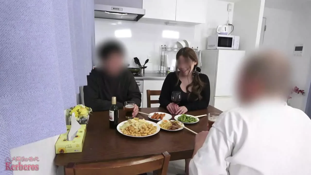 【無修正ｘ個人撮影】人の奥さん愛奴8号　旦那が寝ている横で大胆不貞行為！「興奮しちゃう！」ヤバいシチ - FC2 Video - 235983