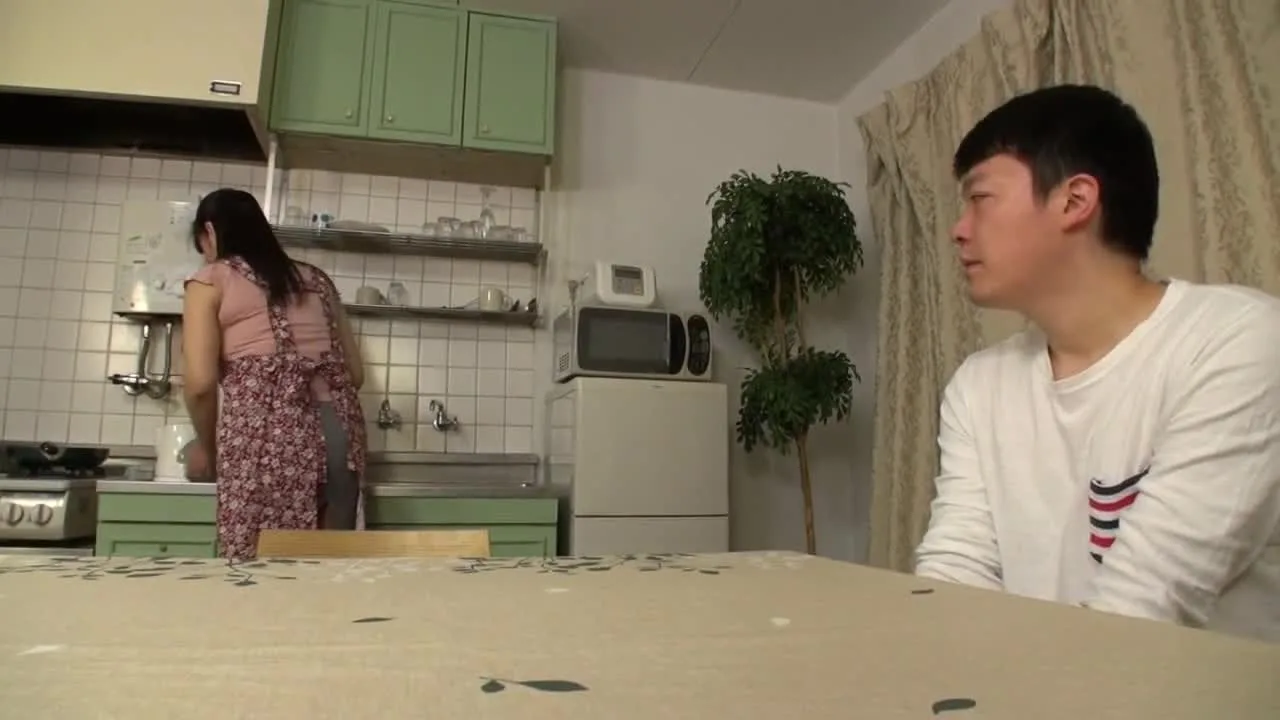 【人妻】義理の**の童貞勃起チ○ポを見て興奮しちゃった五十路義*の生ハメ筆下ろしSEX - FC2 Video - 236307