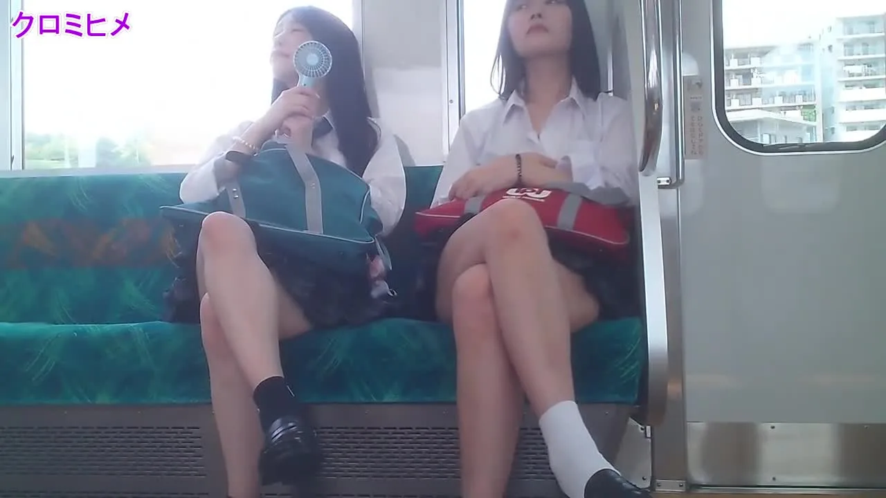 【高画質】めっちゃかわいい仲良しのほぼノーパンって思うぐらい食い込みTバックに胸チラGET！ - FC2 Video - 236475