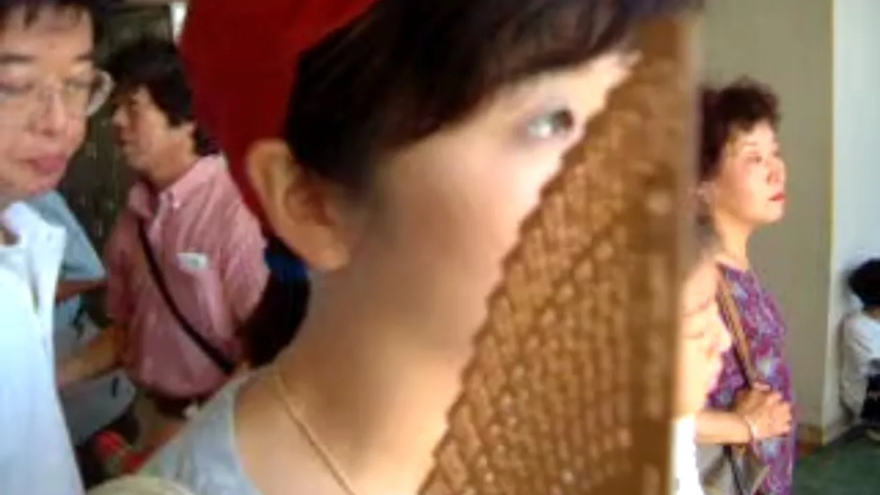 今更顔を隠しても、もう遅い 〜 自分のエロビデオがアダルトサイトで公開されているとは知らない妻の真理子 - FC2 Video - 237821