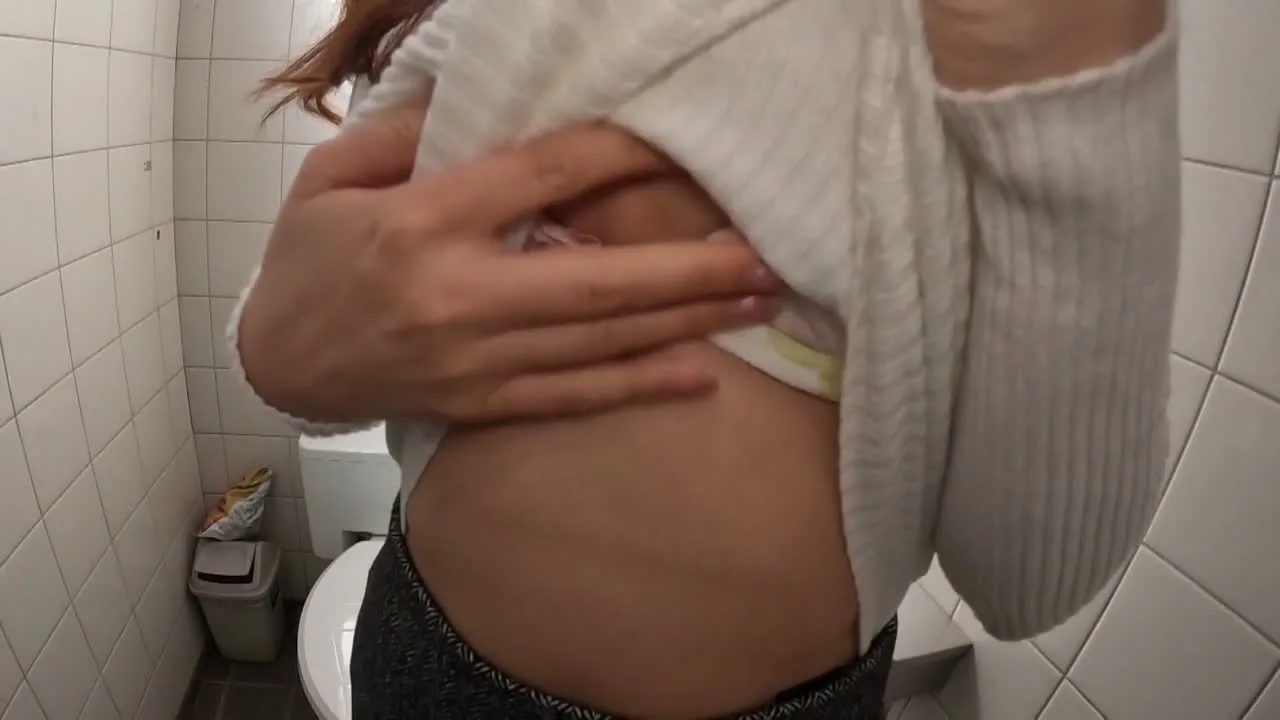 公衆便所で興奮しまくりケツコキ発射！揺れるエロ尻にチンポ甘やかされて中出し【個撮】 - FC2 Video - 237927