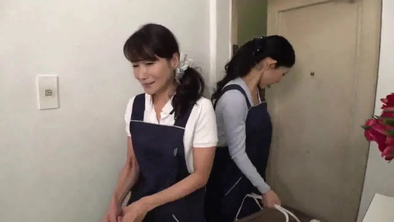 【人妻】家事代行サービスでやってきたオバサンの性処理素股オプション 5 - FC2 Video - 240062