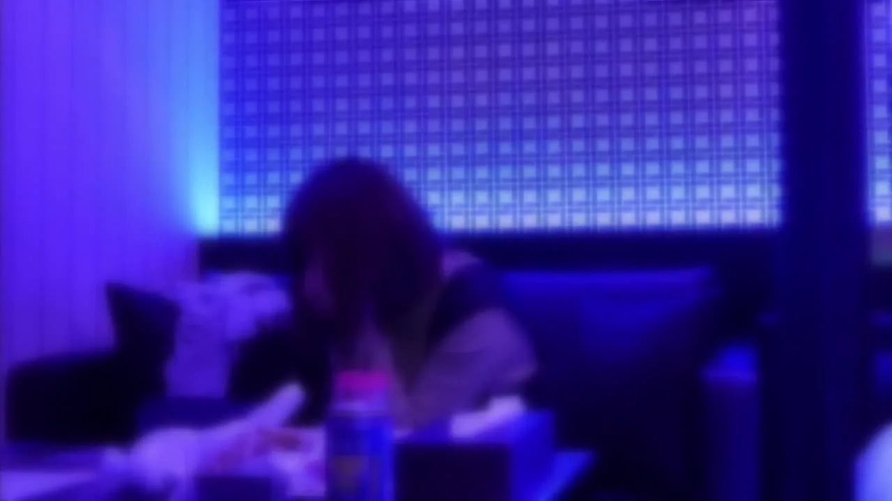 【無で光】蛍光に光る美女を撮影して楽しむ！激かわですよ！ - FC2 Video - 242734