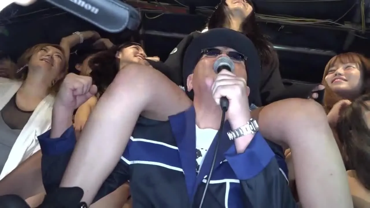 ライブハウスは無法地帯　嬢達がオマムコ大開放　破廉恥パフォーマンスで会場は大パニック - FC2 Video - 244838