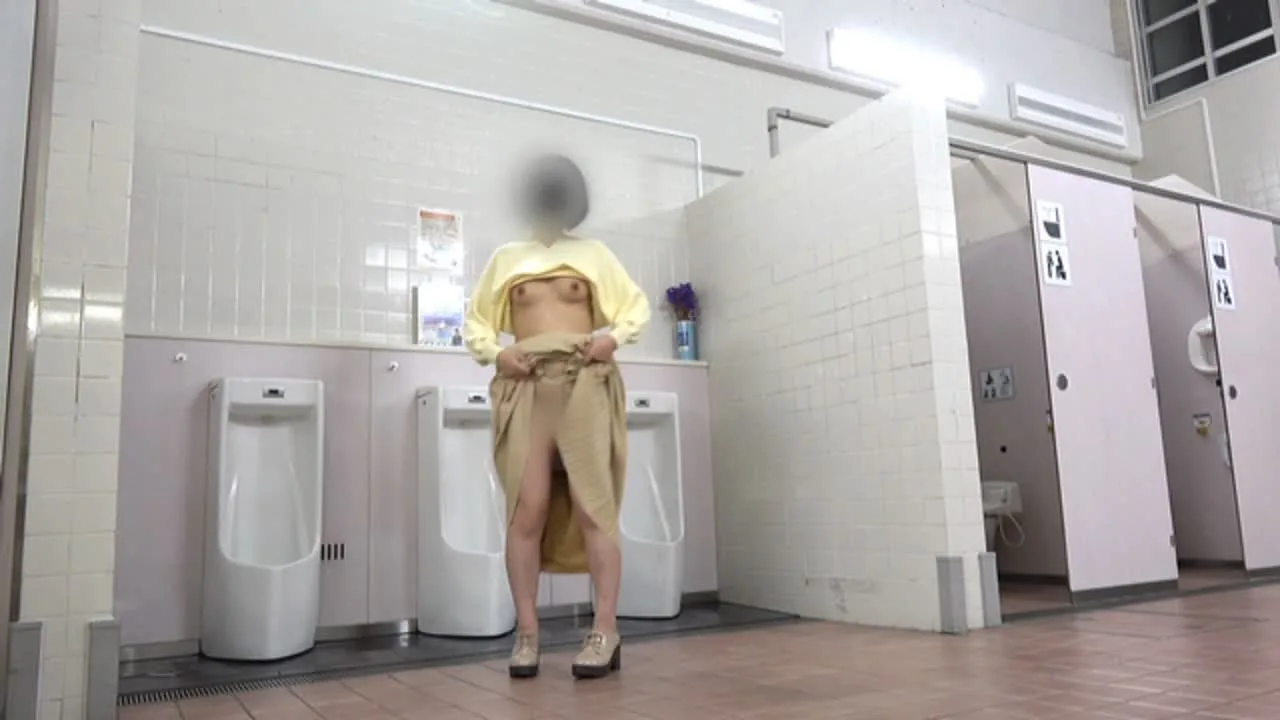 男子公衆便所 in 高速道路のサービスエリアで露出好き素人女子オナニーしてたら人が来ちゃって・・・♡ - FC2 Video - 245402