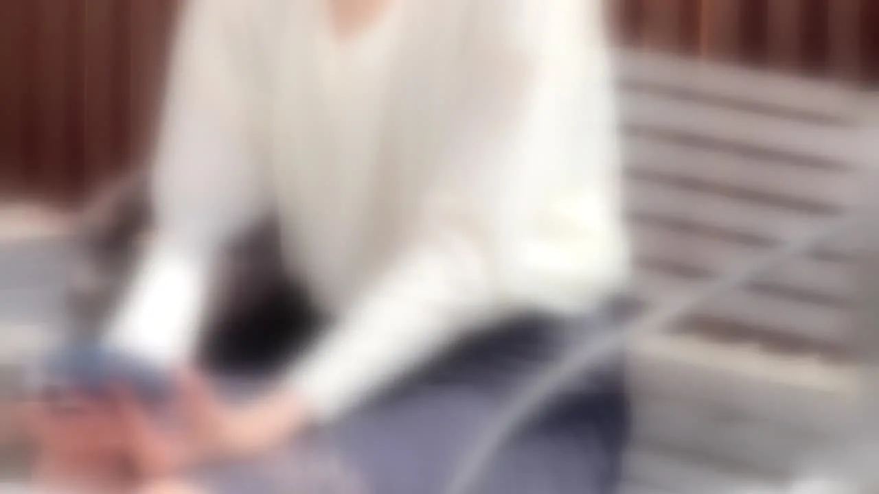 【胸チラ㉒】休憩中女性たちの無防備胸チラ！内勤OLさんと新卒営業系 - FC2 Video - 246334