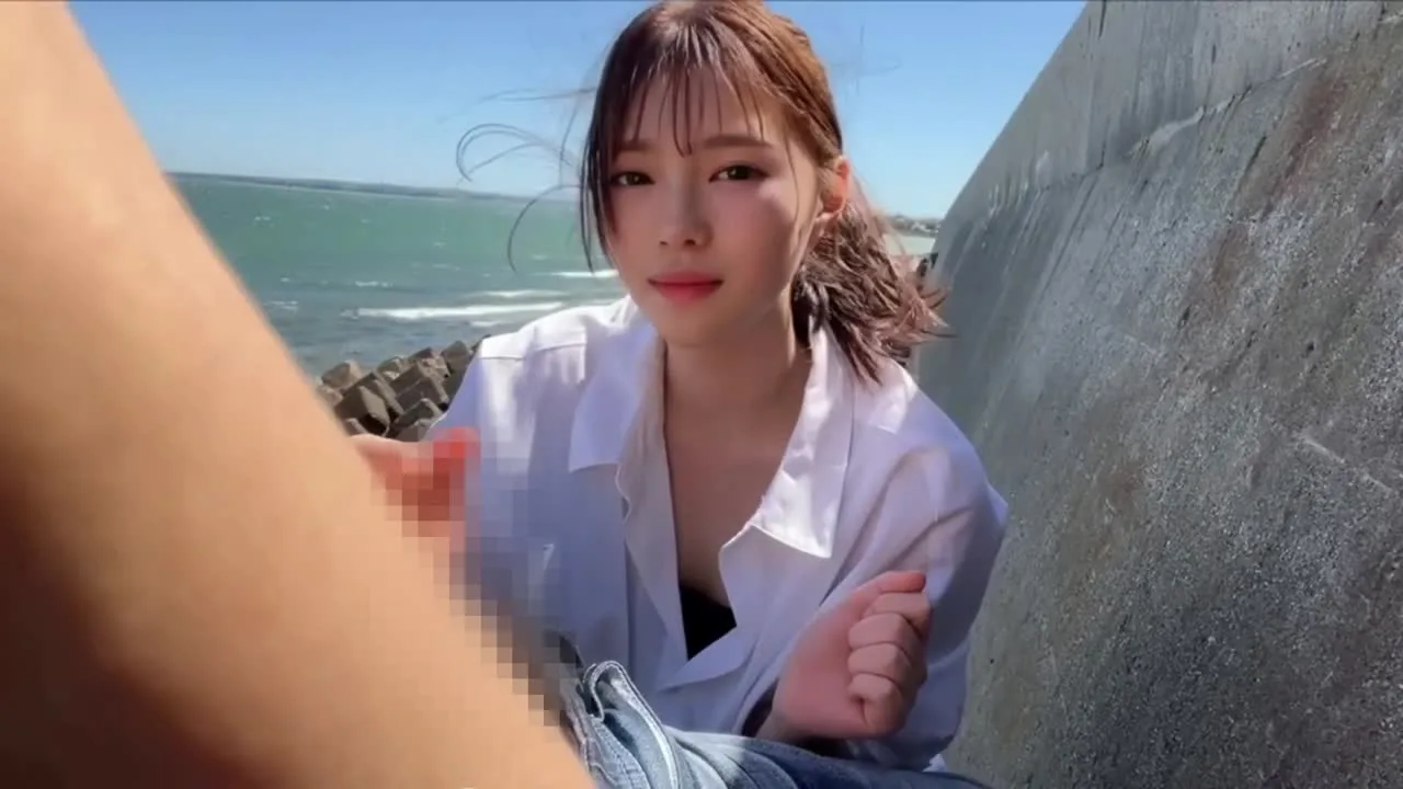 【男の潮吹き７９】握った獲物は逃がさない！海辺で人が近くにいてもこっそりと男の潮吹き手コキ！ - FC2 Video - 246708