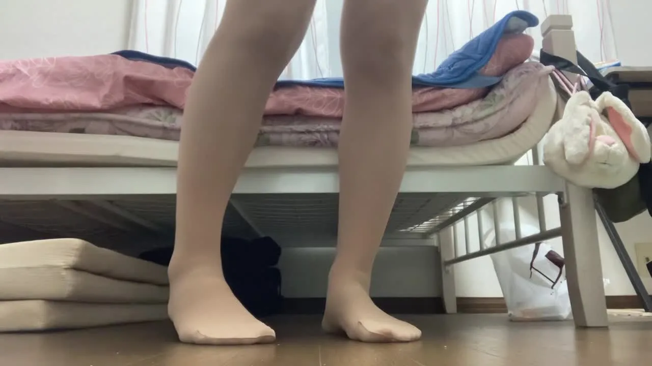 【足フェチ発見！】就活生がスーツ姿で手を使わずストッキング脱ぎに挑戦！ - FC2 Video - 247807