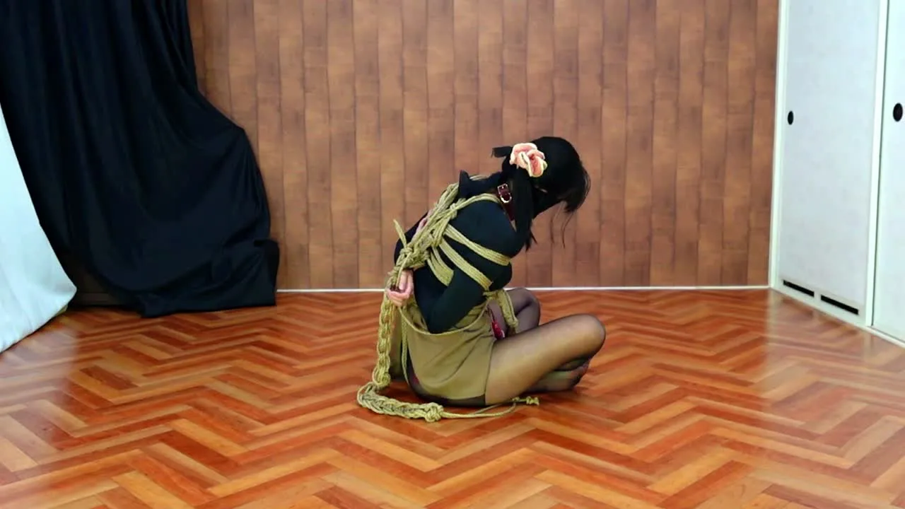 ローター責め胡坐縛りからの脱出　Escape from orgasmic cross-legged bondage with a vibrator - FC2 Video - 249271