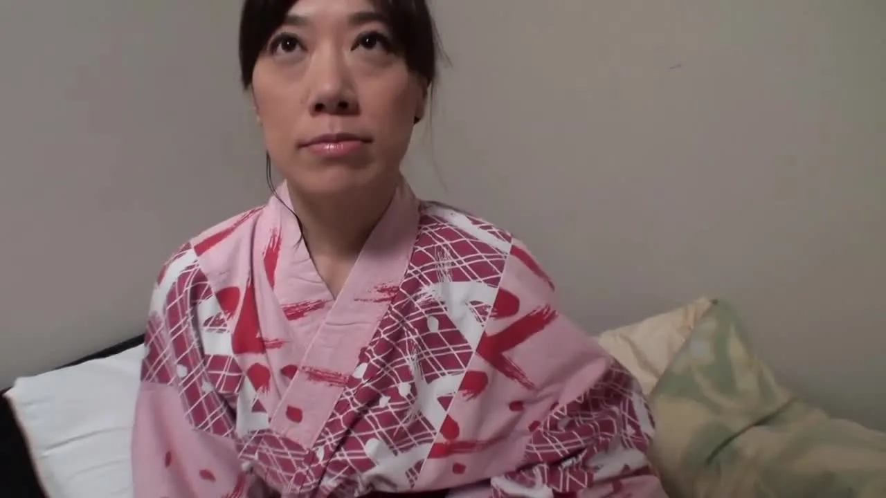 【中出し】敏感な乳首吸われて淫乱化◆浴衣姿ソソる45歳・熟女とハメ撮りSEX◆巨尻揺らして他人棒で… - FC2 Video - 250294