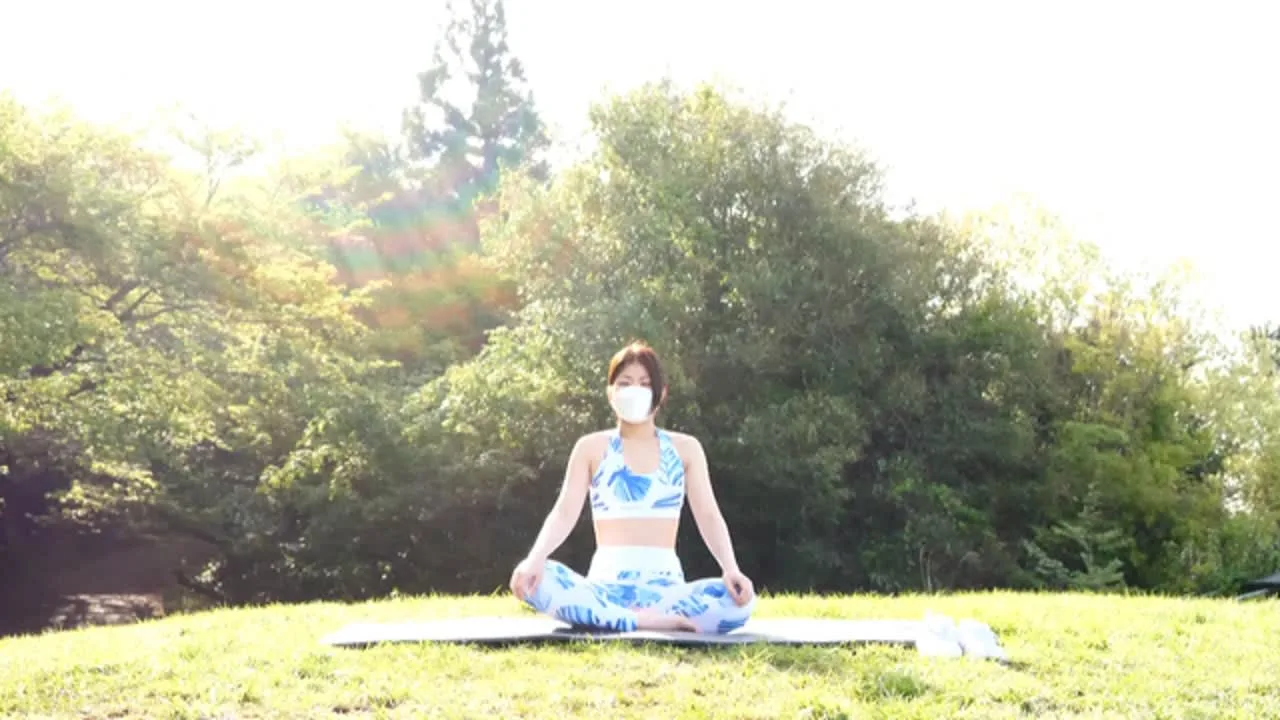 光り輝く陽光が降り注ぐ青空の下、心も身体も解放して全裸でヨガをする♪野外で裸になるの気持ちイイ♡ - FC2 Video - 251690