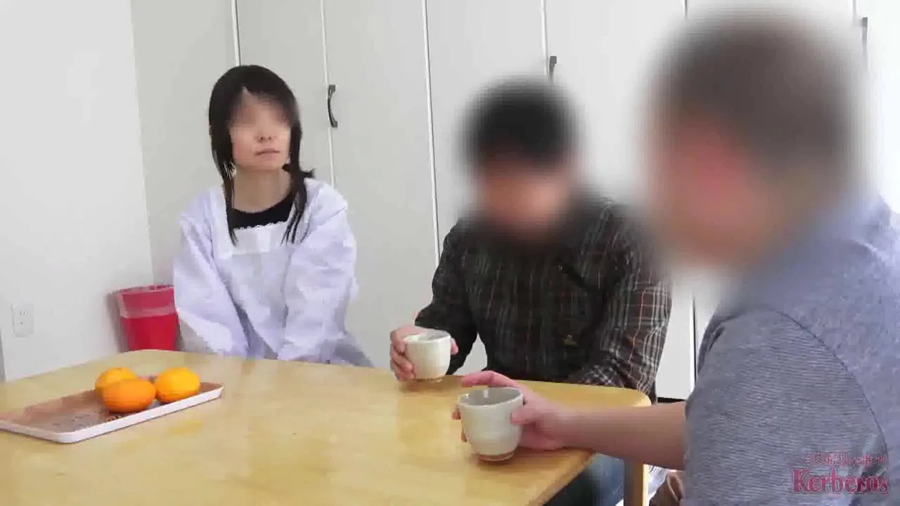 【人妻】ジャングル陰毛の姉さん女房が、割烹着を着ておもてなし。変態夫婦が再登場！ - FC2 Video - 252094