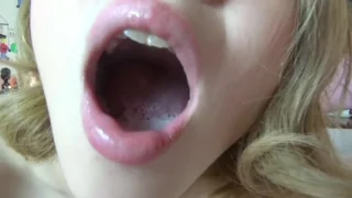 ガールズバー店員がオッサンのチンポしゃぶって口内射精でザーメン飲んでお掃除フェラまでしちゃう♡ - FC2 Video - 253021