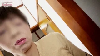 【人妻】貧困五十路人妻の自宅にアポなしで突撃！熟女好きのツレと過激3Pハメ撮り - FC2 Video - 253763