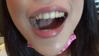 天然的成分が配合された不思議系女子 オッサンの汚いチンポをしゃぶって口内射精ザーメンごっくん！ - FC2 Video - 254504