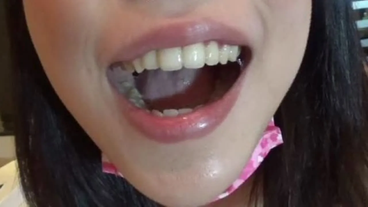 天然的成分が配合された不思議系女子 オッサンの汚いチンポをしゃぶって口内射精ザーメンごっくん! - FC2 Video - 254504