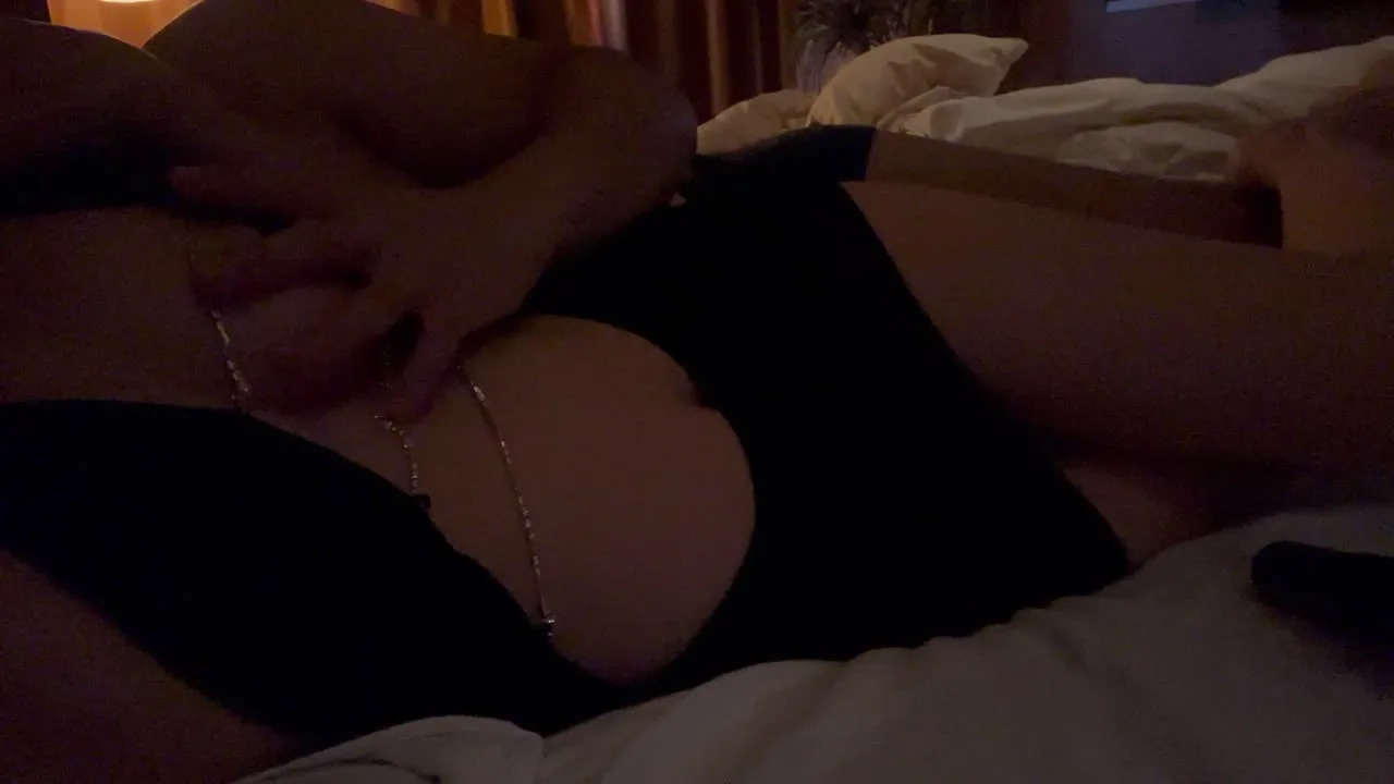 「不倫カップル」　後ろから抱きつきおっぱいを愛撫しもみほぐす🥰 - FC2 Video - 256351