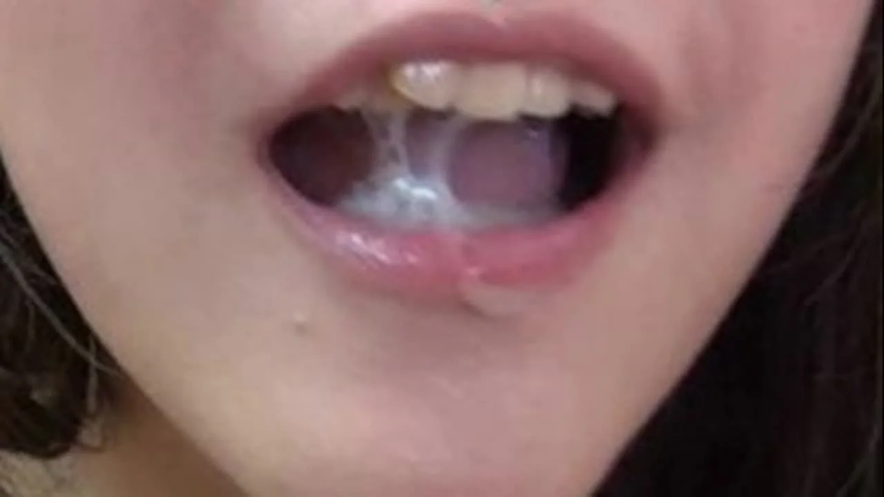 アイドル調のルックスを持つキャワワな素人女子にチンポしゃぶってもらって口内射精でザーメン放出！ - FC2 Video - 258656