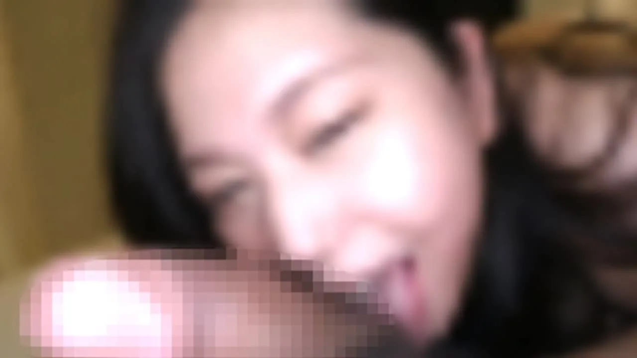 豊満ぽっちゃりチンポ狂い人妻！不倫相手の男子大学生の肉棒を嬉しそうにしゃぶって口内射精ごっくん♡ - FC2 Video - 258982