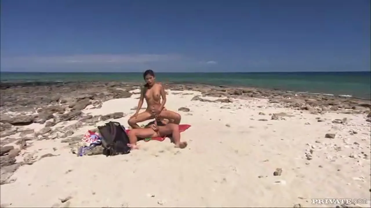 積雲沸き立つ青空と大海原の南国無人島で　二人は自由奔放に生オマンコ味わう - FC2 Video - 262280