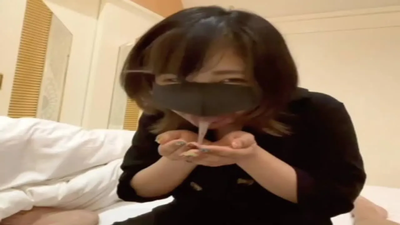 会社の同僚にフェラ抜きしてもらった。いやらしすぎる舌使いが衝撃！ - FC2 Video - 262684