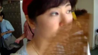 「今更顔を隠しても、もう遅い」真理子はマンコ丸見えの裏ビデオをエロサイトで無断で顔出しで晒されている - FC2 Video - 263348