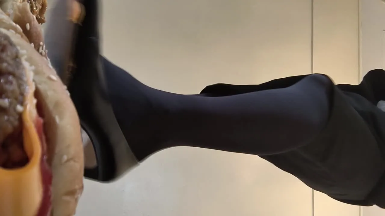 自撮り女性応援企画ハイヒールでハンバーガークラッシュ - FC2 Video - 265590