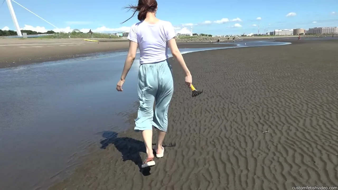 潮干狩りに来ている女性の下着がズボンから透けて見える - FC2 Video - 267078