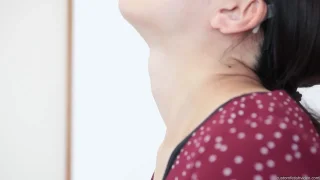 首フェチ動画　女性が水を飲んでノドが動く様子　のど仏に手を抑えるf919 - FC2 Video - 267216