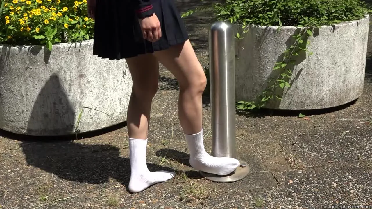 真っ白な靴下フェチ動画　新品のソックスが段々と黒く汚れていく様子 - FC2 Video - 267454