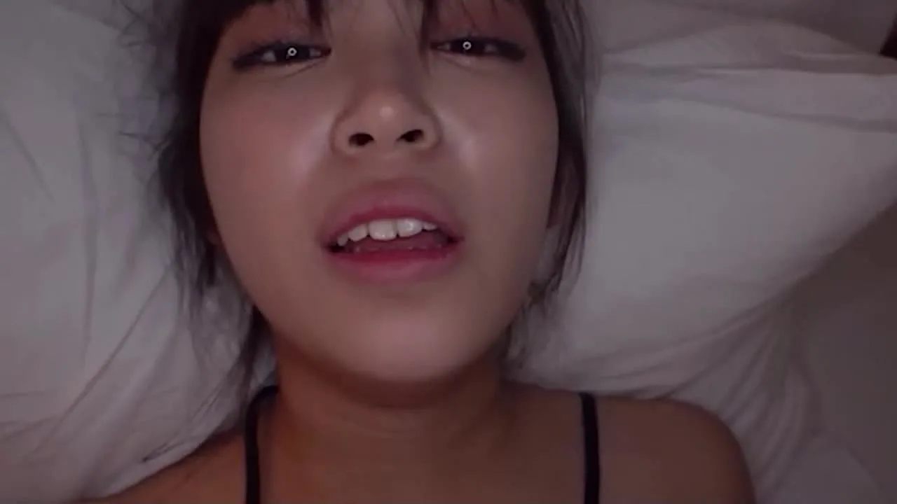 黒髪パッツンで透明感のあるアイドル顔美女♥ 無避妊セックスで無毛おまんこガン突き→本気汁を垂れ流しながらイク！ - FC2 Video - 267734