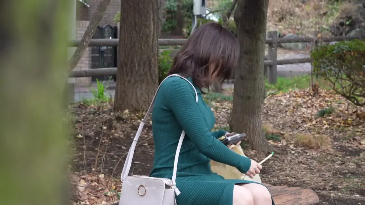 人妻ラチ①スレンター美人の人妻を公園て見つけたのてラチ感度良すきて身体を弄るたひにマコをヒクつかせ - FC2 Video - 269433