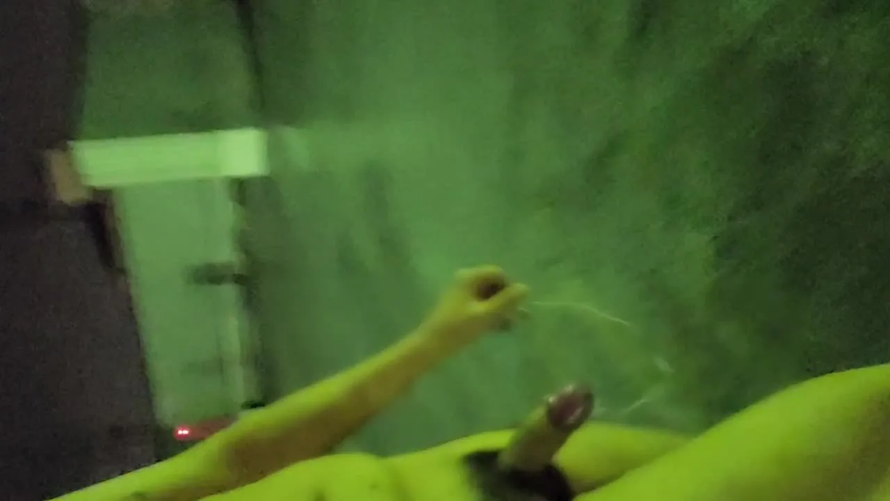 頭ぶっこわれ！屋上駐車場で全裸露出からのそのまま店内に突入…明るい店内で射○してしまい… - FC2 Video - 271514