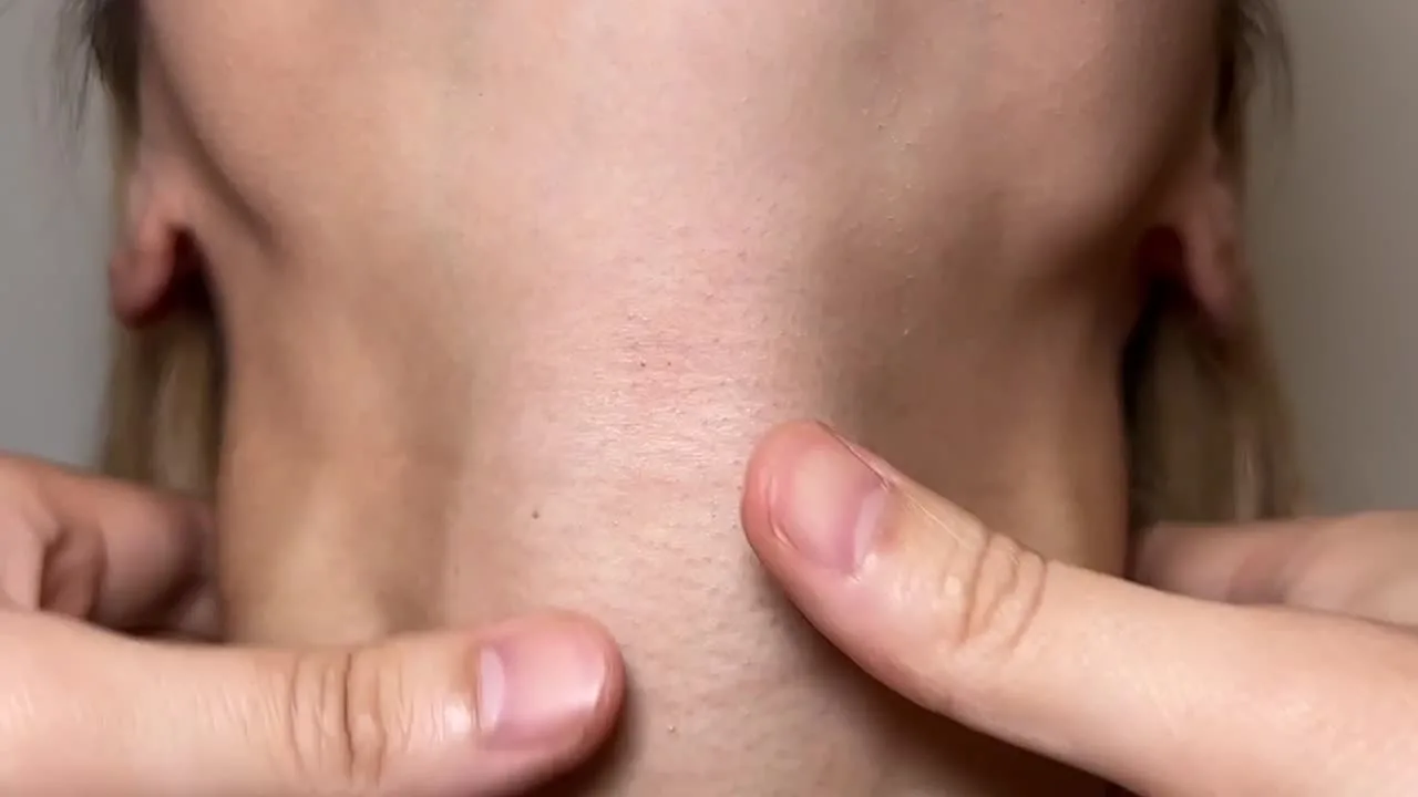 【首フェチ】第二弾！今度は首絞め超至近距離、完全無加工顔出し作品！高額でごめんなさい - FC2 Video - 272936