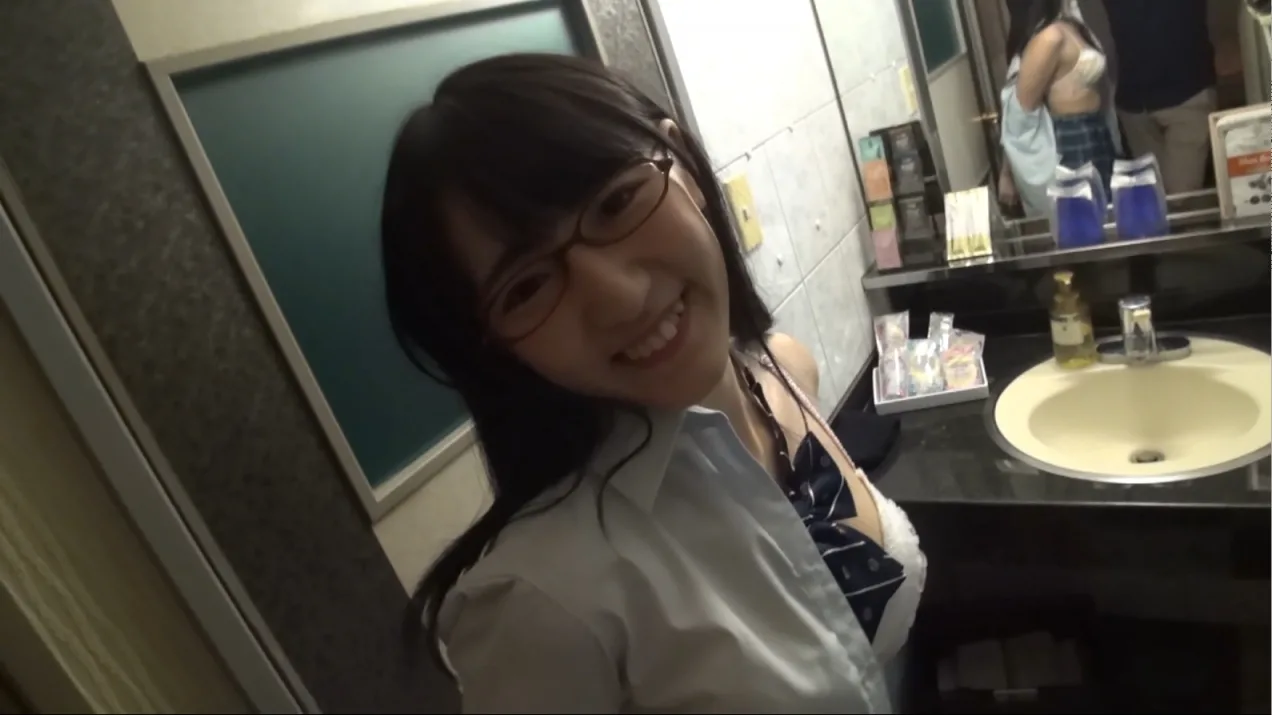 【個撮】神待ちの黒髪メガネの美◯女ちゃんがちんこをやらしい顔で悦び弄ぶ中出し動画 - FC2 Video - 273846