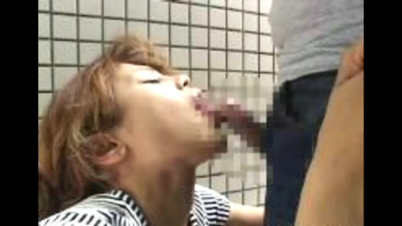 抜きたくなったらどこでもしゃぶってくれる便利な変態公衆便女！公衆便所の陰で野外フェラ抜き口内射精！ - FC2 Video - 277968