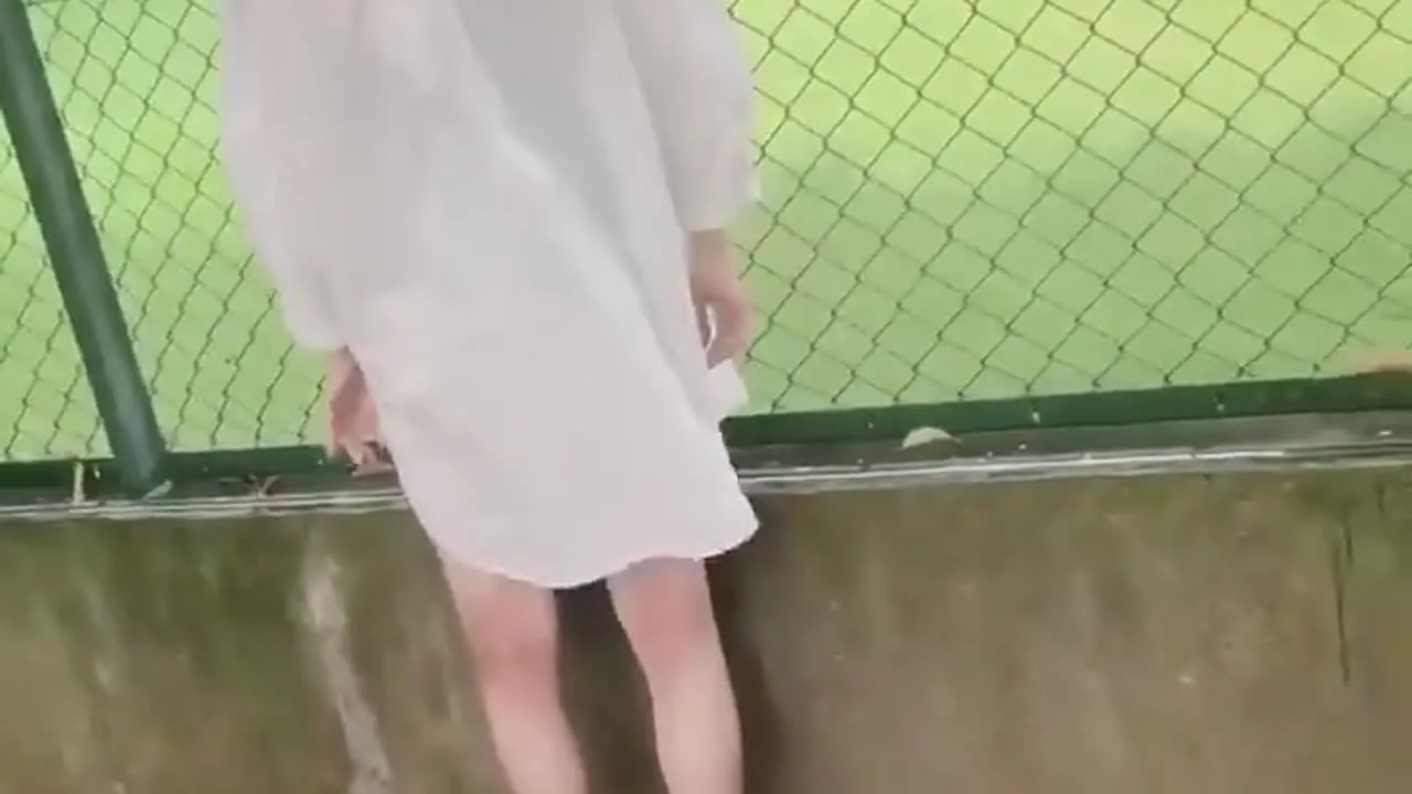 【人妻】露出　外でオマンコ丸出し　公園　野外　おしりを出しながらご主人様に露出デート - FC2 Video - 280750