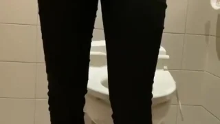 【人妻】仕事の休憩中にトイレでオナニーしました　アナル　パイパン　トイレ - FC2 Video - 280974