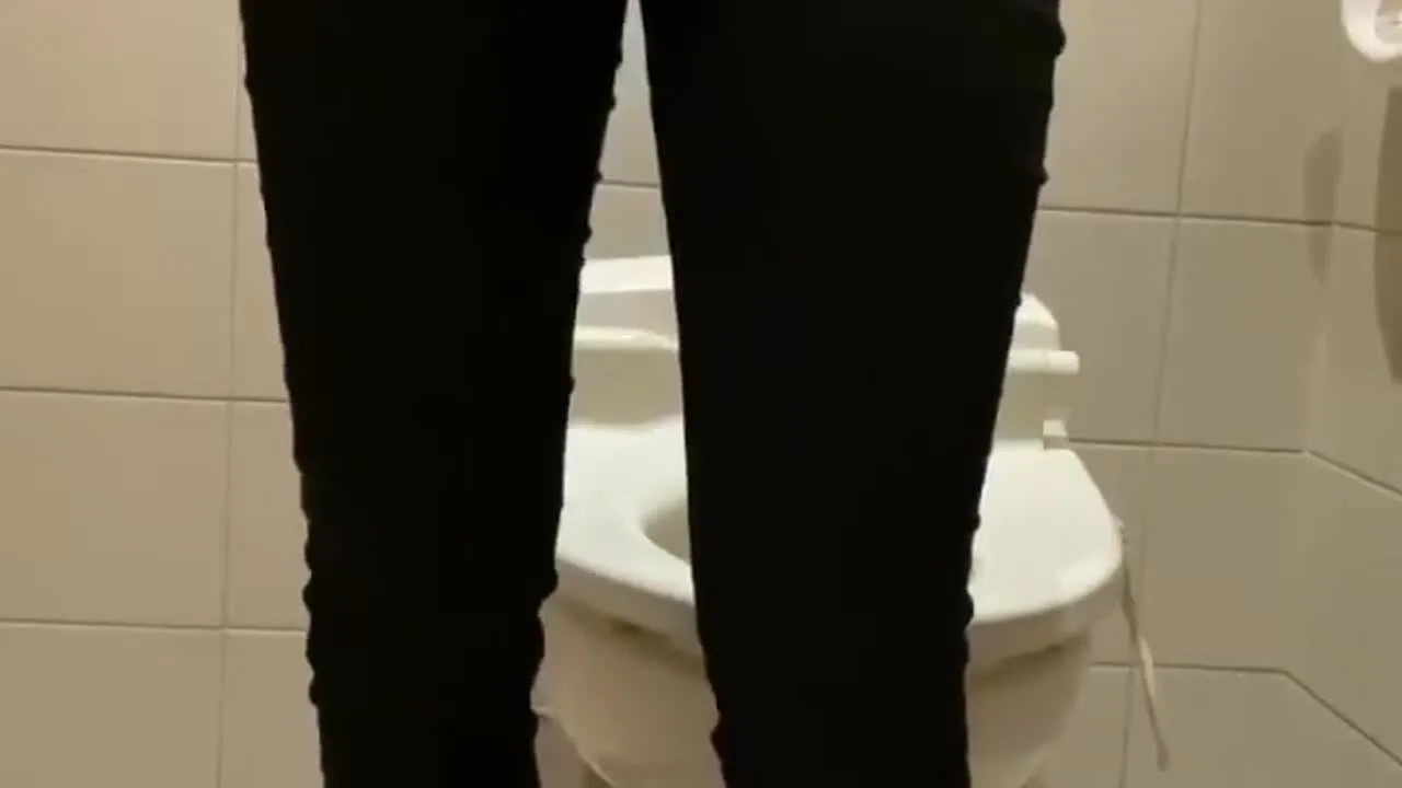 【人妻】仕事の休憩中にトイレでオナニーしました　アナル　パイパン　トイレ - FC2 Video - 280974