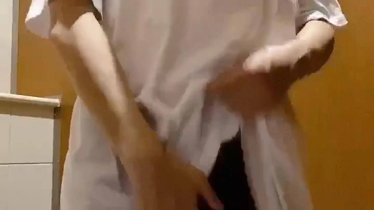 【人妻素人】仕事中に我慢できずトイレでオナニー おまんこ丸出し - FC2 Video - 282368