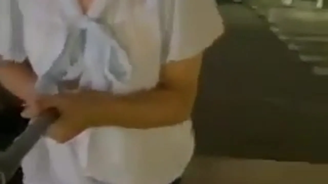 【人妻素人】おしり露出でお買い物 見られたい願望 男子トイレでオナニー - FC2 Video - 282376