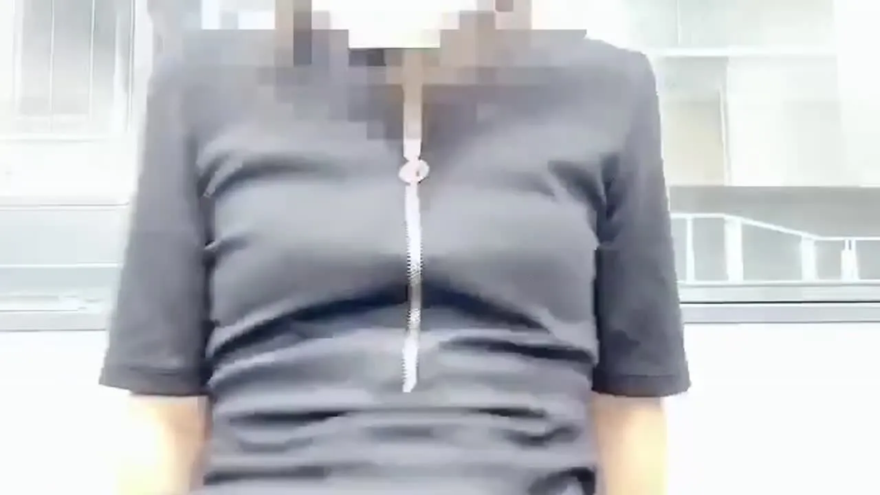 【人妻素人】仕事中にオフィスで　デスクの上でオナニー - FC2 Video - 282710