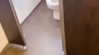 【人妻素人】男子トイレでSEX　生挿れ中出し　フェラチオ - FC2 Video - 282878