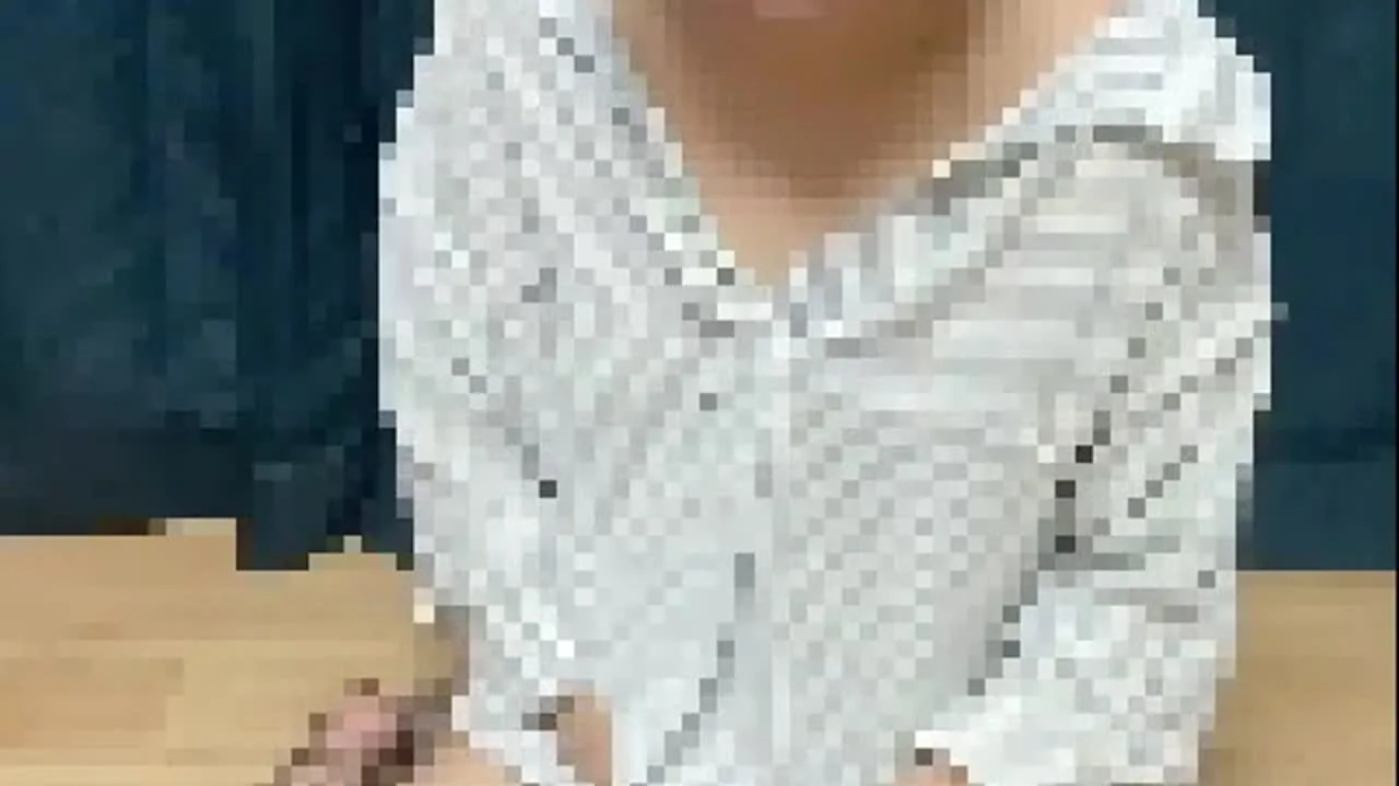 【人妻素人】旦那が寝ている隣の部屋で2穴オナニー - FC2 Video - 282890