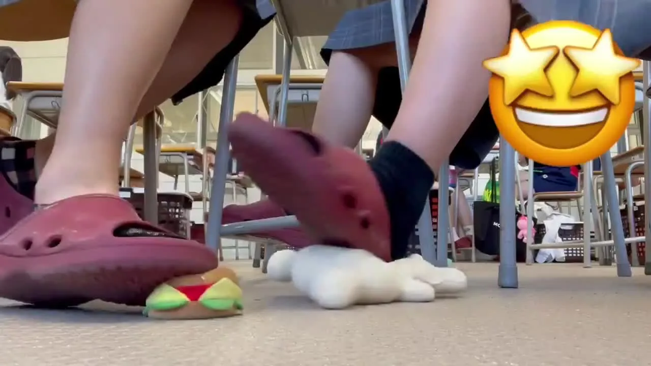 女性の自撮りを応援 教室でぬいぐるみクラッシュ - FC2 Video - 283106