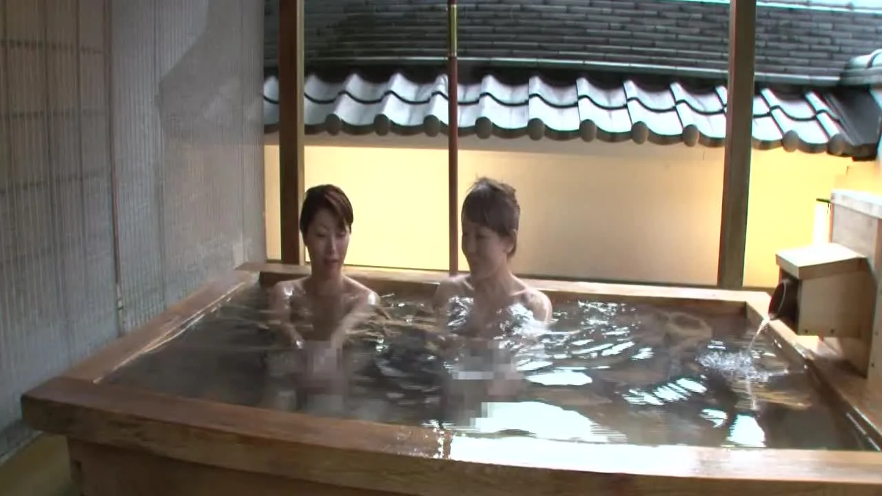 混浴風呂に入ったら二人連れの息抜旅行をしている人妻が二人居たので勃起チンポ見せつけてナンパしてヤラしてもらいました。 - FC2 Video - 283795