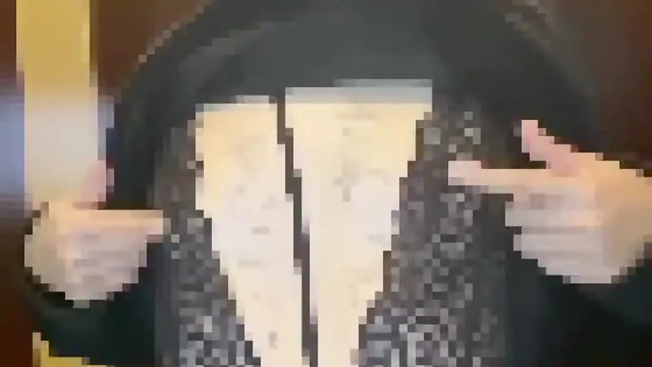 【人妻素人】漫画喫茶で淫乱オナニー　アナルもおまんこもズボズボ - FC2 Video - 284863