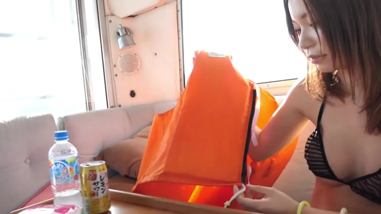 **女子大生が海の上でオマムコ大解放 すっぽんぽんになって海の上で公開オナニーショー - FC2 Video - 284939