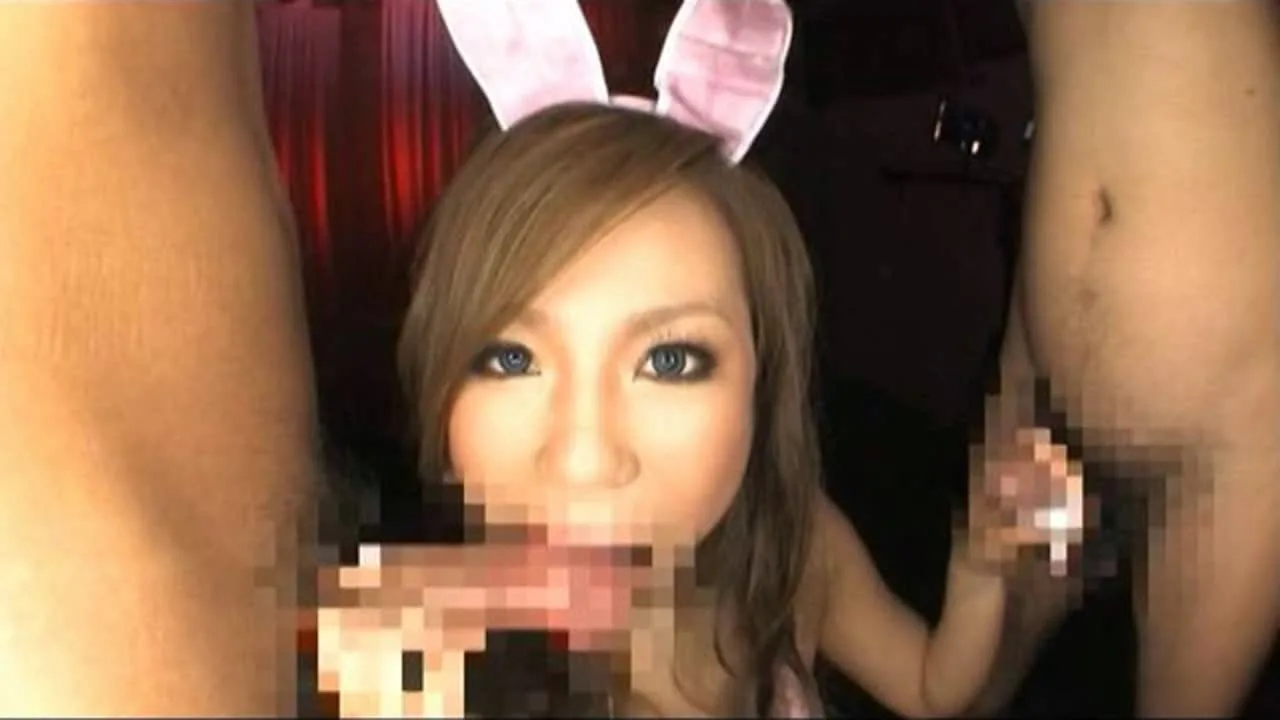 乳輪がエロいイケイケ巨乳ギャルがチンポ２本を両手にひっつかんでダブルフェラの大盤振る舞いしゃぶり！ - FC2 Video - 285523