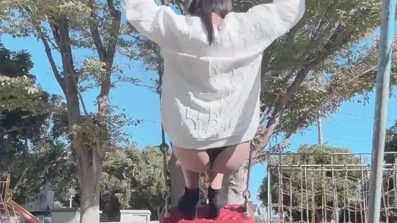 【女子大②りなのえちな露出オナ】お尻だけ丸見えのミニスカ履いておじさんいるのに遊具でお遊び＆コインランドリーで洋服脱いで洗濯＆試着室でパンチラ… - FC2 Video - 286451